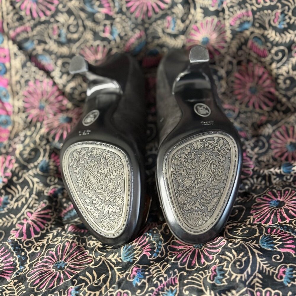 Sofft Suede with Bow and Gold Detail Pumps Size 9.5